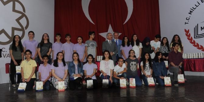 Mardin’de Başarılı Öğrencilere Altın Verildi