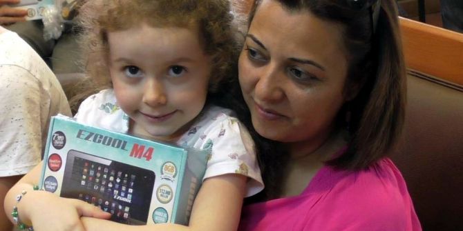 Çevreci Minik Hediyesini Elinden Bırakmadı