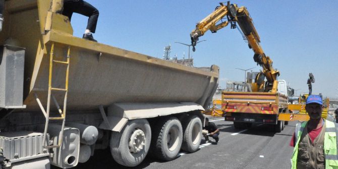 Kamyon Kasası İle Beton Bariyer Arasında Sıkıştı