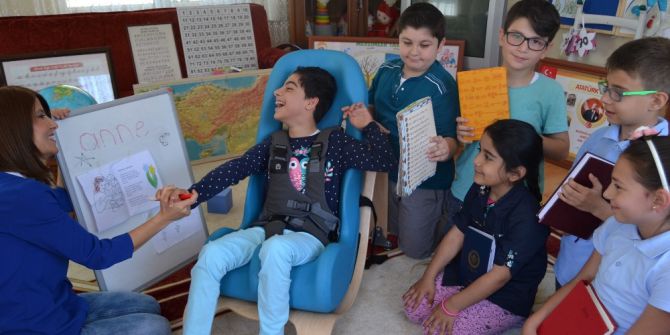 Okulu Bir Yıl Boyunca Engelli Öğrencinin Ayağına Taşıdı