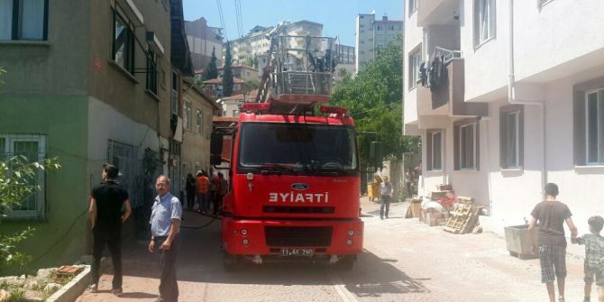 Yangında İki Ev Hasar Gördü