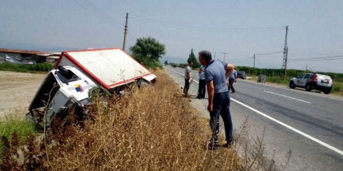 Söke’de Yoldan Çıkan Kamyonet Yan Yattı