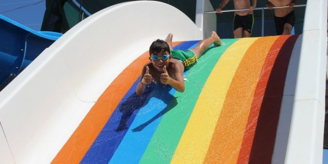 Vatandaşlar Ramazan Ayında Havuzlarda Serinlemeye Çalışıyor