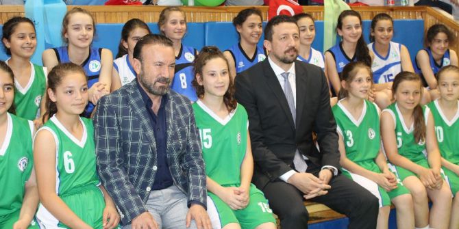 Hidayet Türkoğlu Çocuklara Basketbol Topu Dağıttı