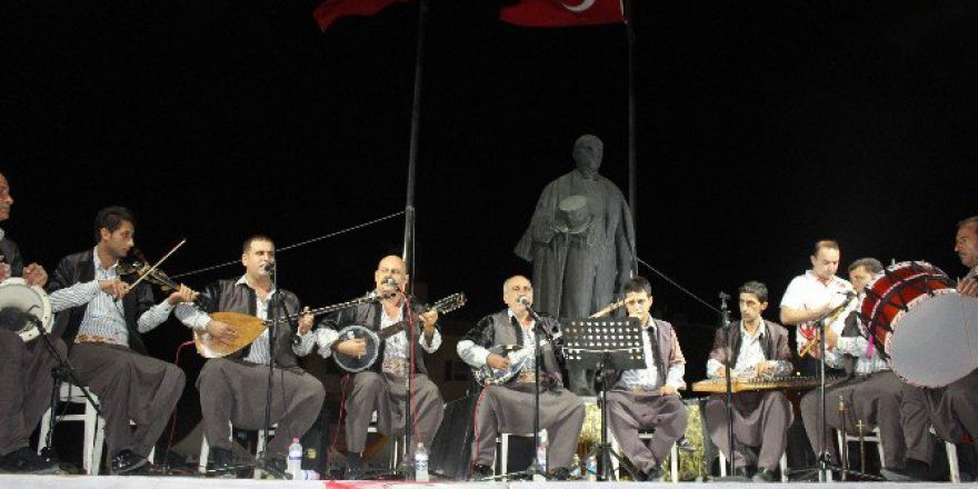 Demokrasi Nöbetinde Vatandaşlar Türkülere Eşlik Etti