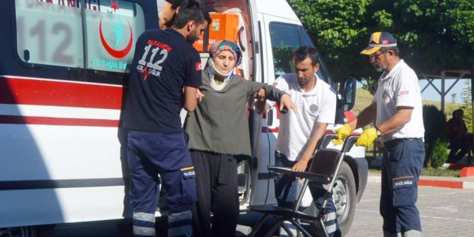 Hafif Ticari Araç Şarampole Yuvarlandı: 5 Yaralı