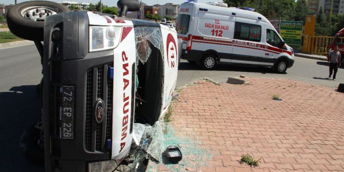 Hasta Taşıyan Ambulans İle Otomobil Çarpıştı: 5 Yaralı