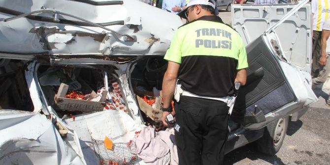 Kamyon, Otomobile Çarptı: 1 Ölü, 1 Yaralı