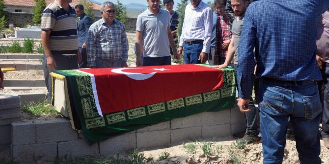 Hakkari’de Evinde Ölü Bulunan Doktor Konya’da Toprağa Verildi