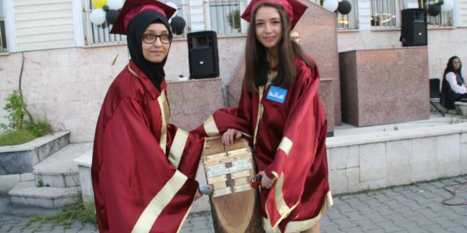 Devrek Metem’li Öğrencilerden Mezuniyet Sevinci