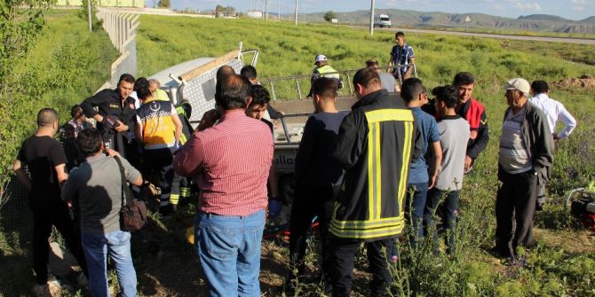 Kamyonette Sıkışan Sürücüyü İtfaiye Ekipleri Kurtardı