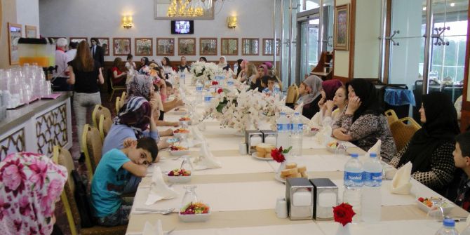 Bakan Özlü’nün Eşi Onur Özlü, Yetim Ve Öksüz Çocukları Ağırladı