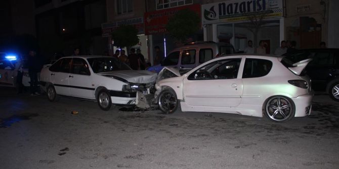 Karaman’da İki Otomobil Kafa Kafaya Çarpıştı: 9 Yaralı