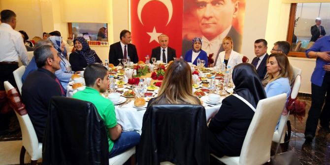 Vali Kamçı Şehit Aileleri Ve Gazilerle İftar Yemeğinde Buluştu