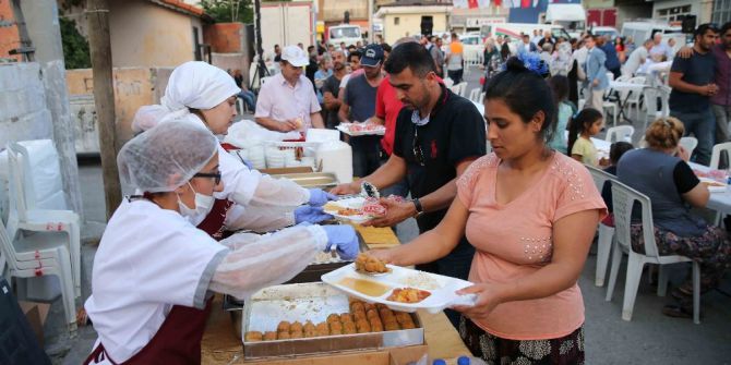 Karşıyaka’da 2 Bin Roman İftarda Buluştu