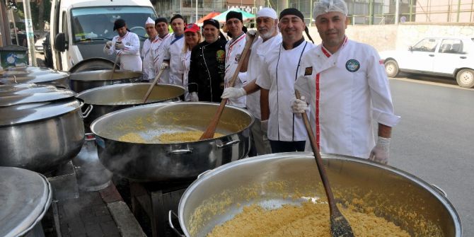 Nazillili Aşçılar Bir Ton Helva Yaparak Dağıttı
