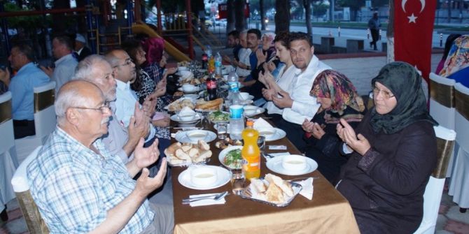 Lapseki’de Gazi Ve Şehit Ailelerine İftar Verildi