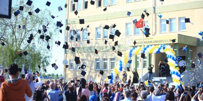 Liselilerin Mezuniyet Coşkusu