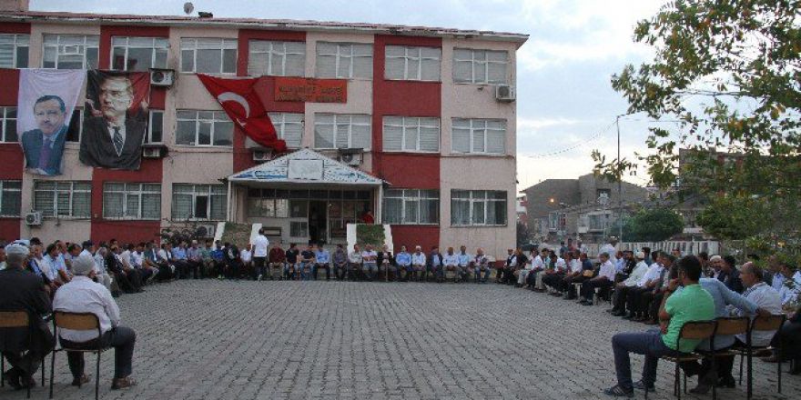 Muradiye’de Demokrasi Nöbeti Devam Ediyor