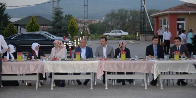 Vali Ve Eşi İftarını, Çocuk Evleri Sitesinde Kalan Çocuklarla Yaptı