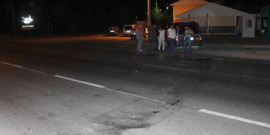 Hafif Ticari Araçla Motosiklet Çarpıştı: 2 Yaralı