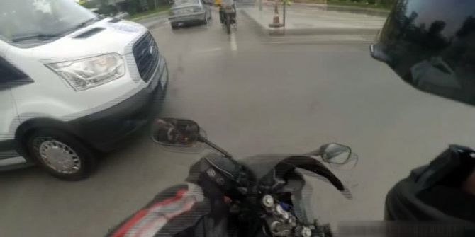 Fatih’te Dalgın Motosiklet Sürücüsünün Yaptığı Kaza Kamerada