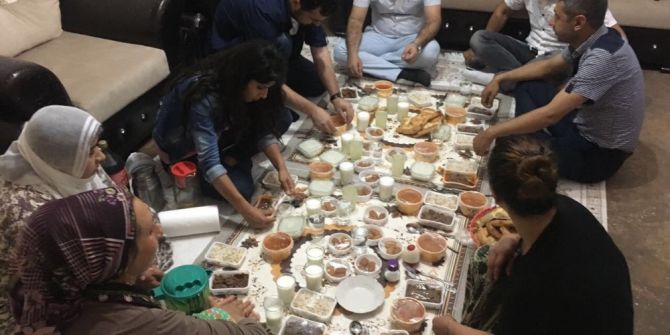 Ak Parti Bağlar İlçe Teşkilatı Çat Kapı İftara Gidiyor