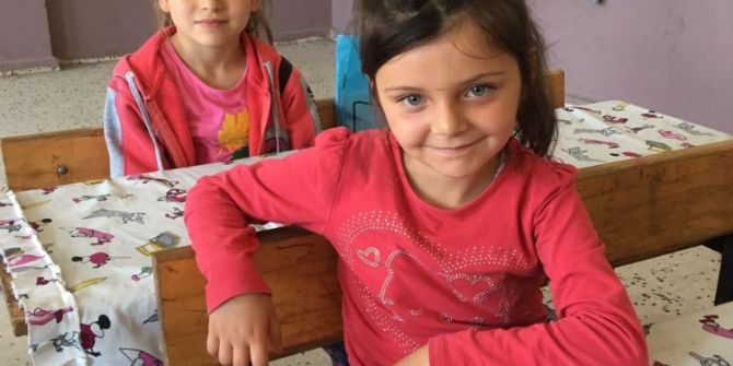 Takipçilerinden Gelen Yardımları Öğrencilere Dağıtıyor