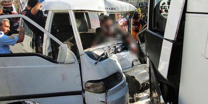 Kaza Yapan Araçta Sıkışan Sürücüyü İtfaiye Kurtardı