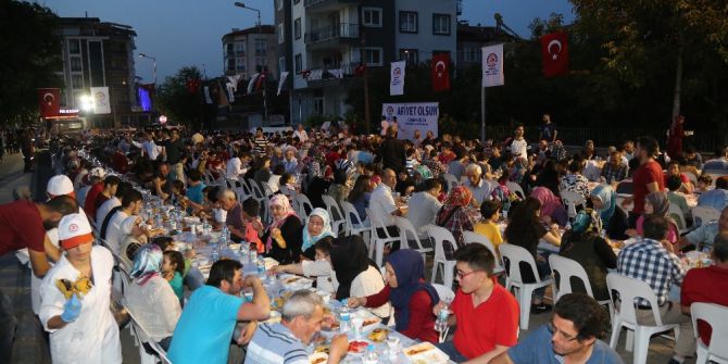 Büyükşehir’den 2 Mahallede 4 Bin Kişiye İftar