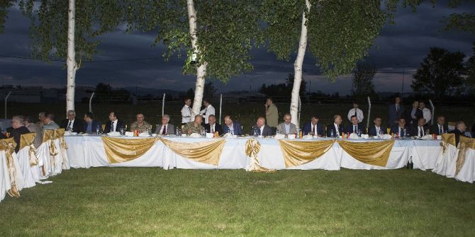 Atatürk Üniversitesinden Erzurum Protokolüne İftar Yemeği