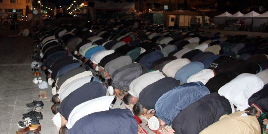 Yozgat’ta Seccadesini Alan Sabah Namazı İçin Cumhuriyet Meydanı’na Koştu