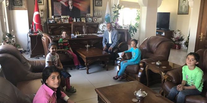 Çocuklar Belediye Başkanından Üst Geçit İstedi