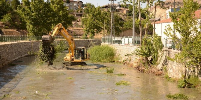 Darende Belediyesi Tohma Çayında Temizlik Yaptı
