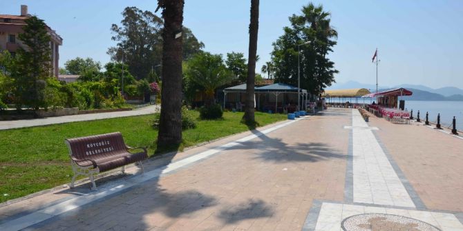 Köyceğiz Kordonuna Yeni Oturma Bankları