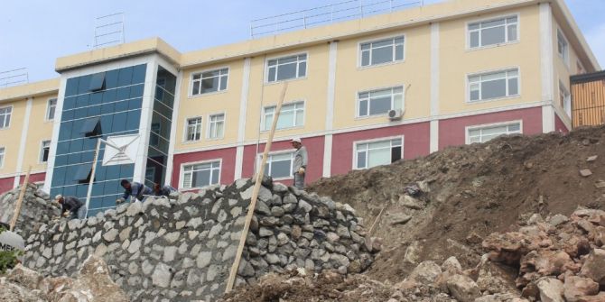 Yağmur Suyunun Yıktığı İstinat Duvarı Yapıldı