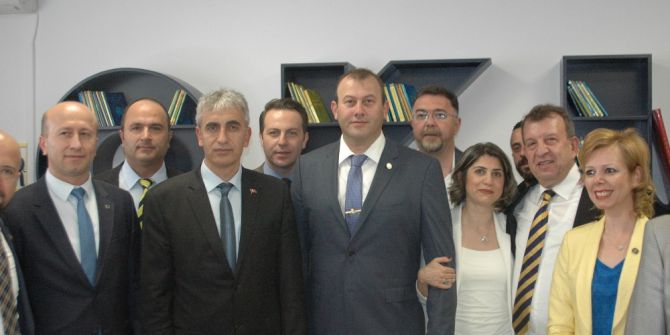 Fenerbahçeli İş Adamlarından Ortaokula Kütüphane Desteği