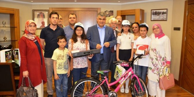 Başkan Özgüven, Kitap Okuma Yarışmasında Dereceye Girenleri Ödüllendirdi