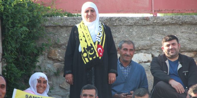 70 Yaşındaki Teyze Köy Futbol Takımının Hiçbir Maçını Kaçırmıyor