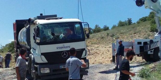 Akçadağ’da Belediye Kamyonu Devrildi: 1 Yaralı