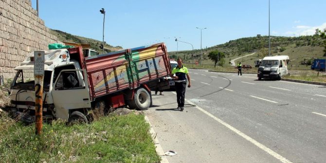 Kamyonet İle Minibüs Çarpıştı: 6 Yaralı
