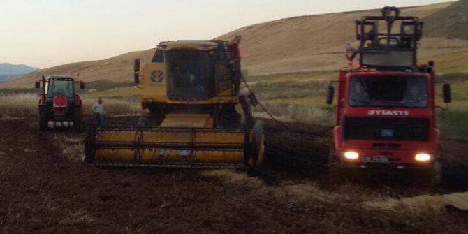 Arpa Tarlasında Hasat Yapılırken Yangın Çıktı