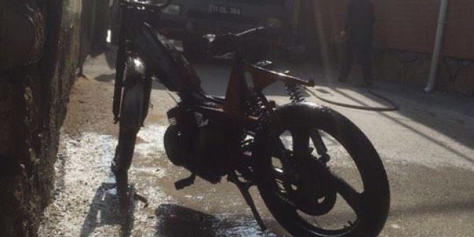 Park Halindeki Motosiklet Yandı