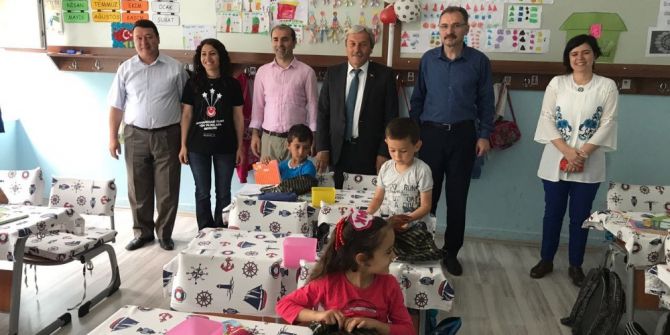 Başkan Şahin Öğrencilere Kitap Dağıttı