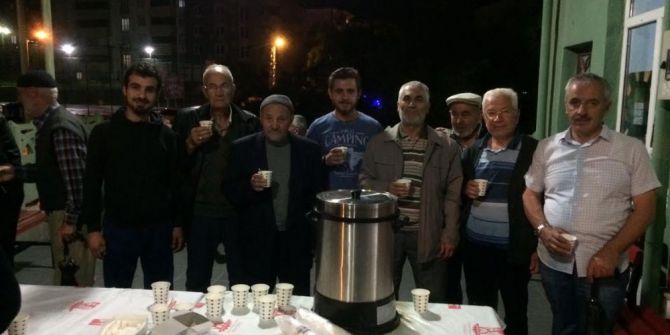 Teravih Namazı Sonrası Çaylar Ak Gençlerden