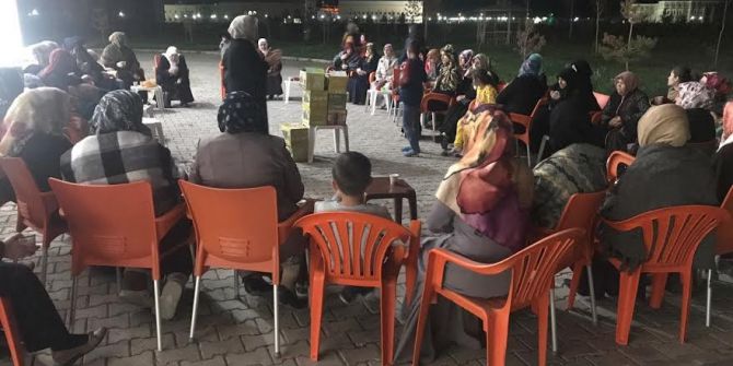 Tuba Işın Teravih Sonrası Kadınlarla Bir Araya Geldi