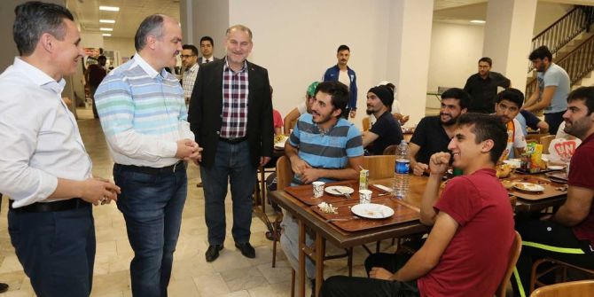 Başkan Gürlesin Öğrencilerle Sahur Yaptı