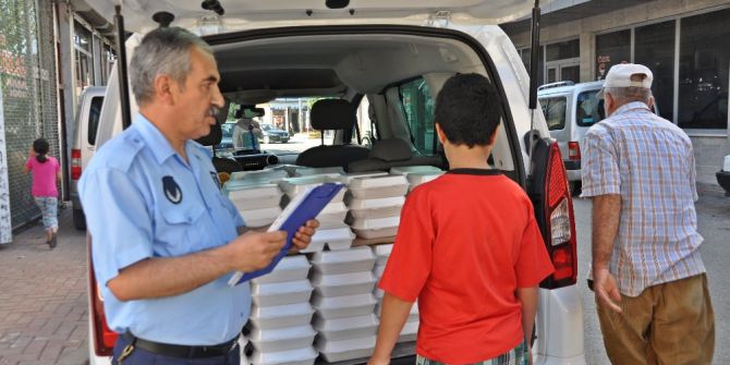 Yardıma Muhtaç Ailelere İftar Yemekleri Dağıtılıyor