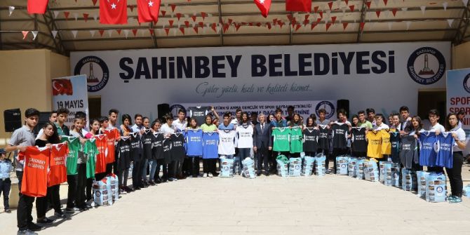 Karnelerini Gösteren Öğrencilere Ayakkabı Hediyesi