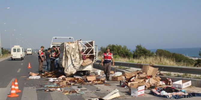 Manavgat’ta Otomobil Kamyonete Çarptı: 7 Yaralı